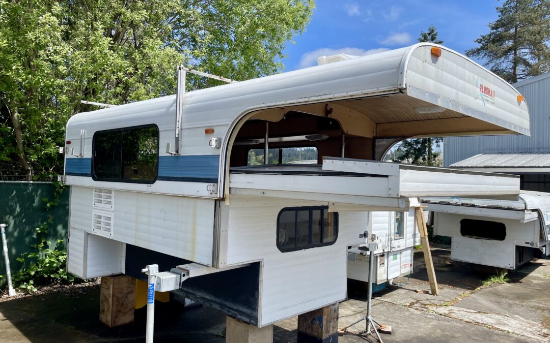 2003 10 FT Alaskan Side Custom Side Dinette